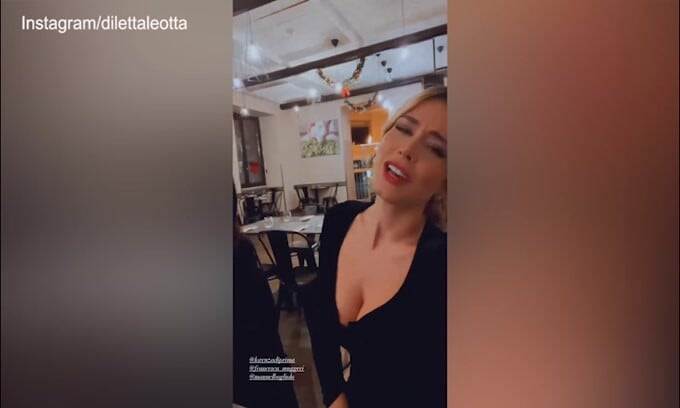Diletta Leotta cantante...napoletana a cena!