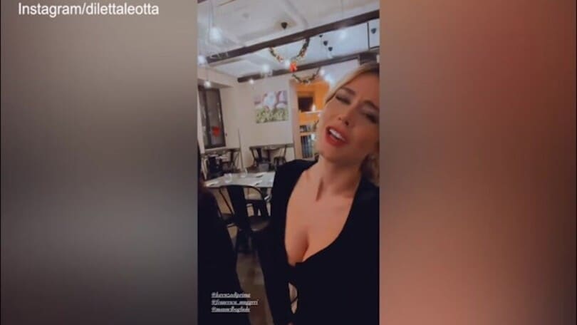 Diletta Leotta cantante...napoletana a cena!