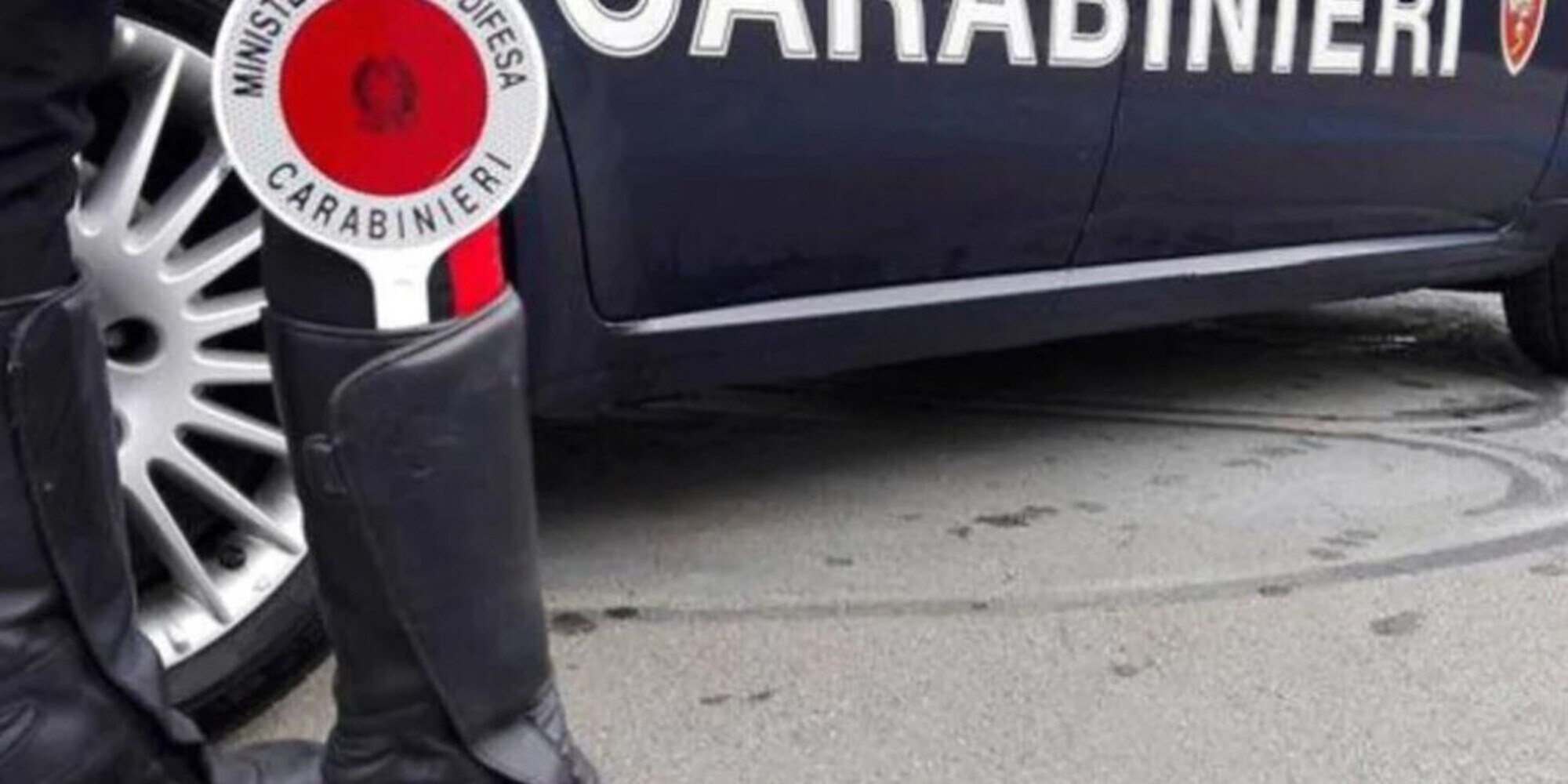 Ubriaco vuole parcheggiare l'auto, ma entra su una pista da sci