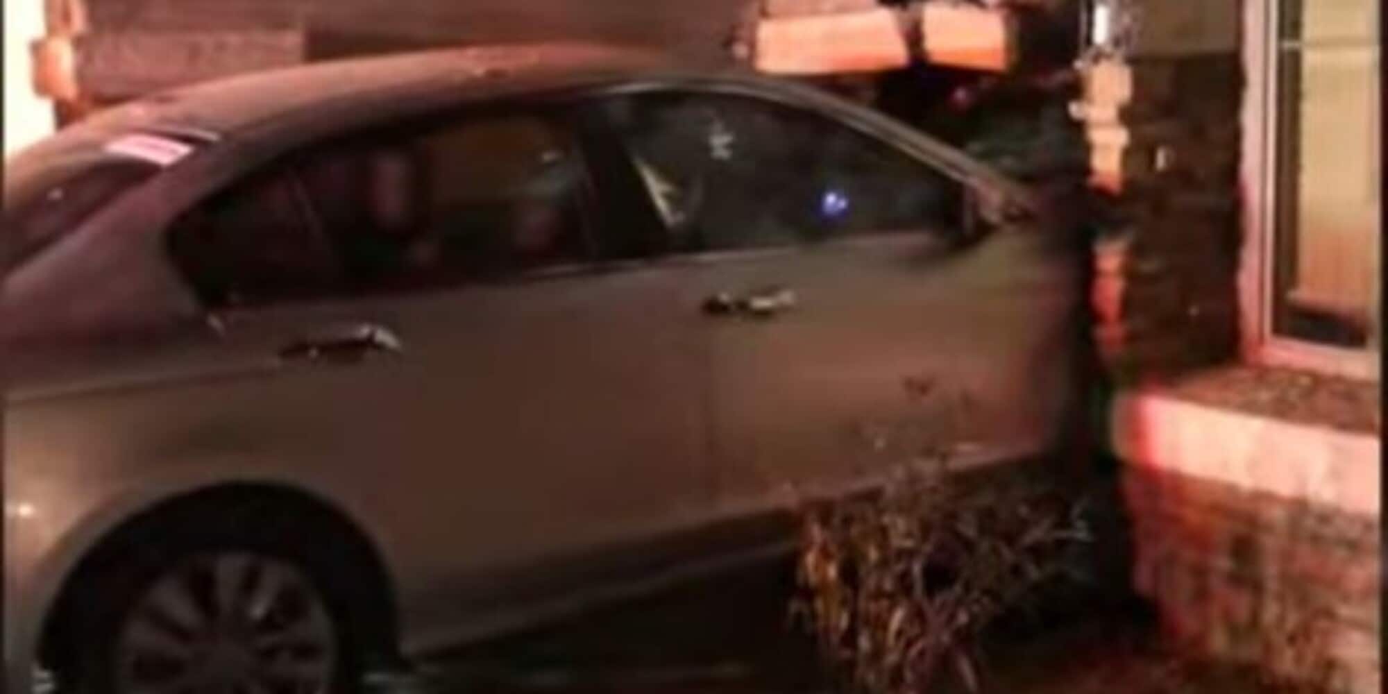 Si schianta con la Honda contro una casa: colpa... della sigaretta elettronica!