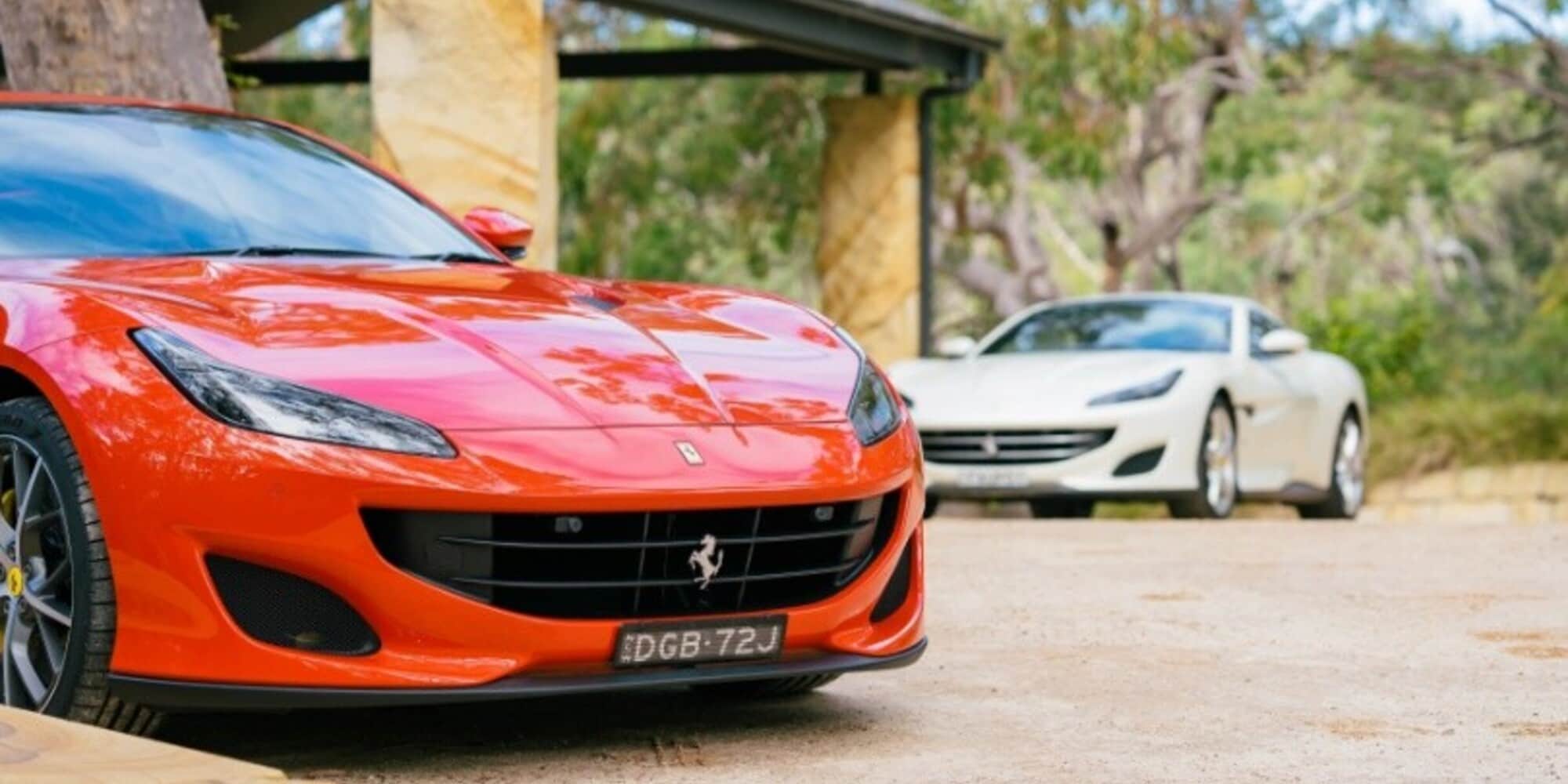 Lascia la Ferrari in parcheggio selvaggio: arrivano i vigili e fanno la multa
