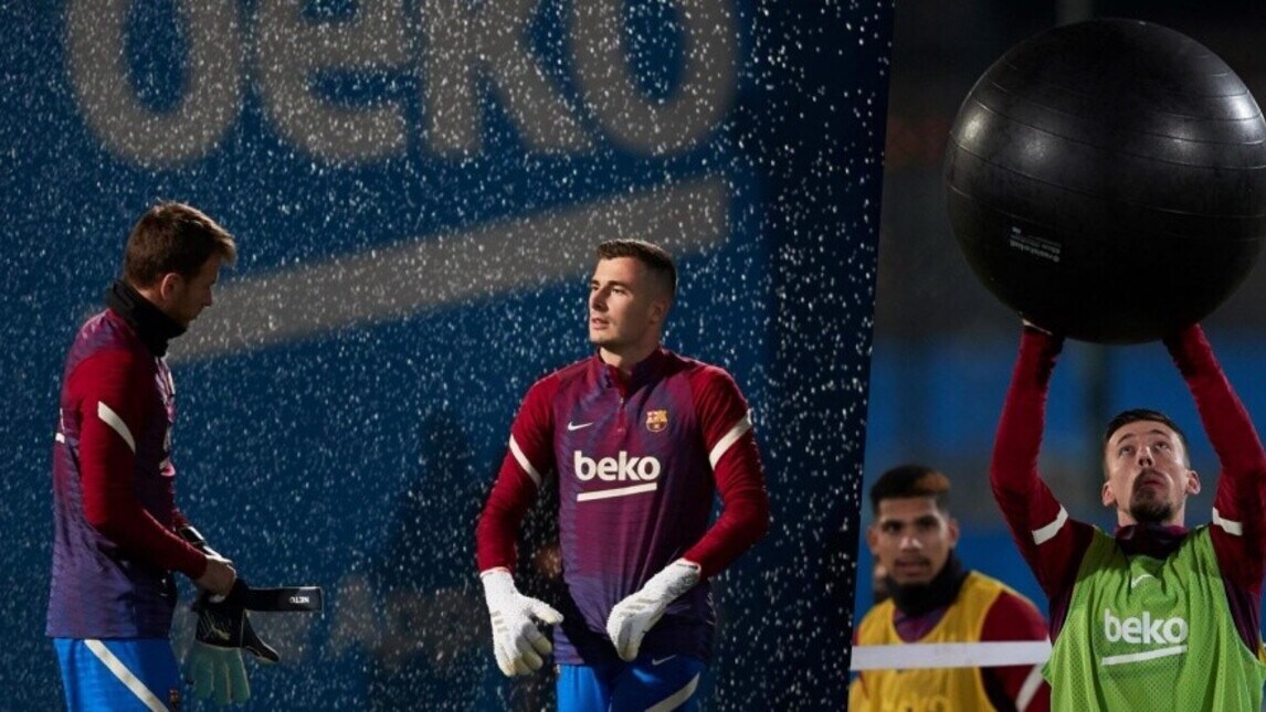 Barcellona, allenamento sotto la pioggia: Lenglet gioca... a pallavolo