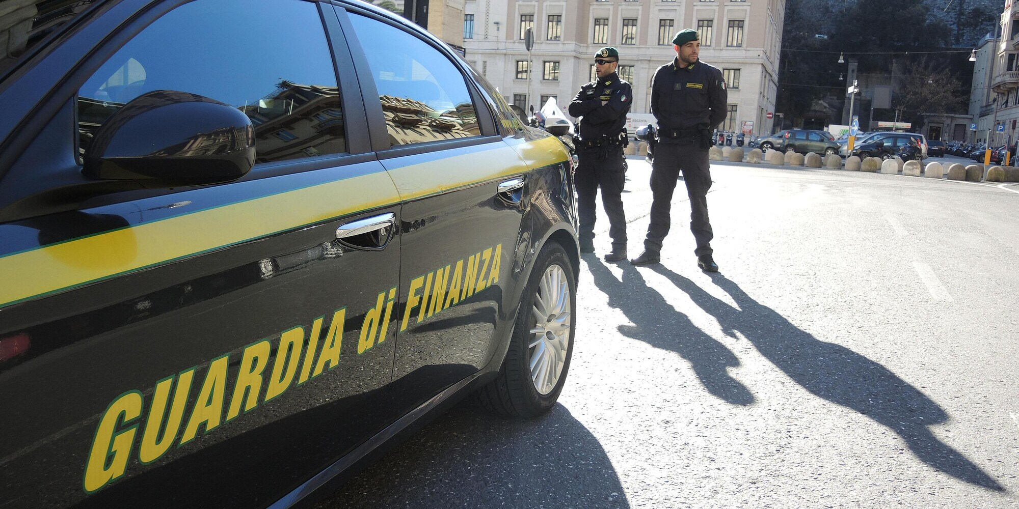 Il comunicato del Verona: "Nessuna perquisizione. Contestate tre fatture, in tutto 50 mila euro"