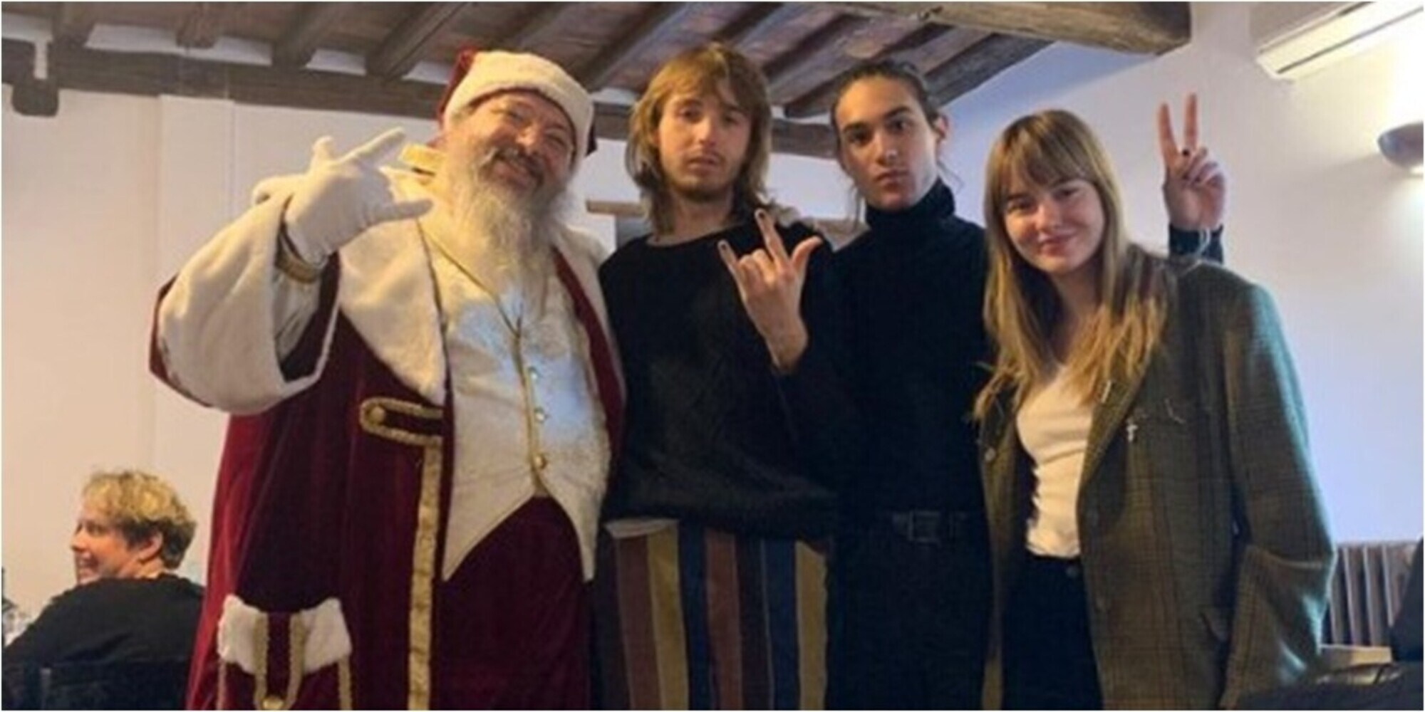 Maneskin, visita a sorpresa ad Acquapendente e foto con Babbo Natale