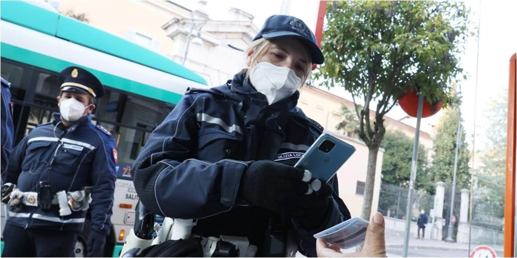Ancona, 37enne contro la polizia: "Io la mascherina non la metto"