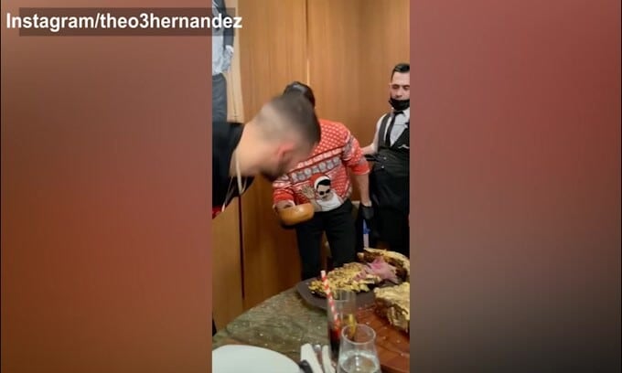 Theo Hernandez imita Salt Bae: ecco il risultato!