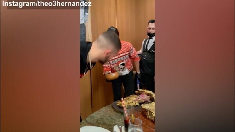 Theo Hernandez imita Salt Bae: ecco il risultato!