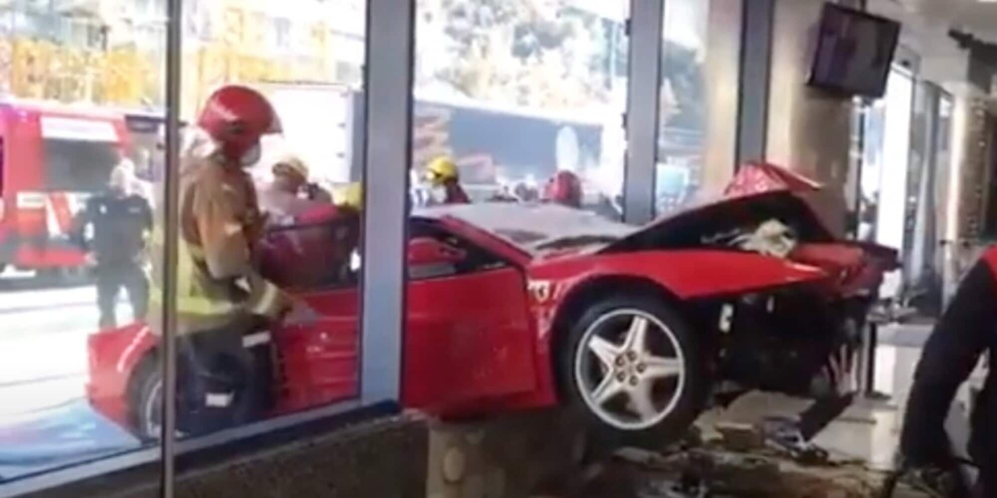 Shopping "costoso": Ferrari contro la vetrata di un centro commerciale
