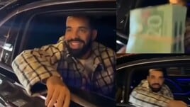 Il rapper Drake distribuisce banconote dalla sua Mercedes