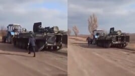 Contadino ucraino ruba un carro armato russo col trattore