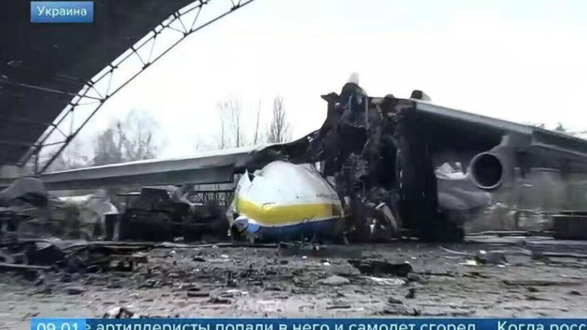 Distrutto dalle bombe russe l'Antonov An-225, l'aereo più grande del mondo