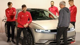 Mourinho super regista sul set Hyundai: dà la scossa a Zaniolo, Mancini e...VIDEO