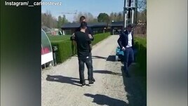 Milan, l'abbraccio tra Maldini e Tevez