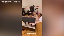 Totti prova la bicicletta "miracolosa" di Vacchi