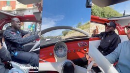 Koulibaly canta in napoletano su una 500 d'epoca