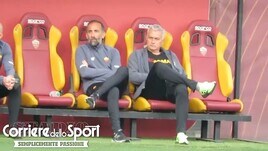 Roma, allenamento di rifinitura: Mourinho guarda i suoi dalla panchina