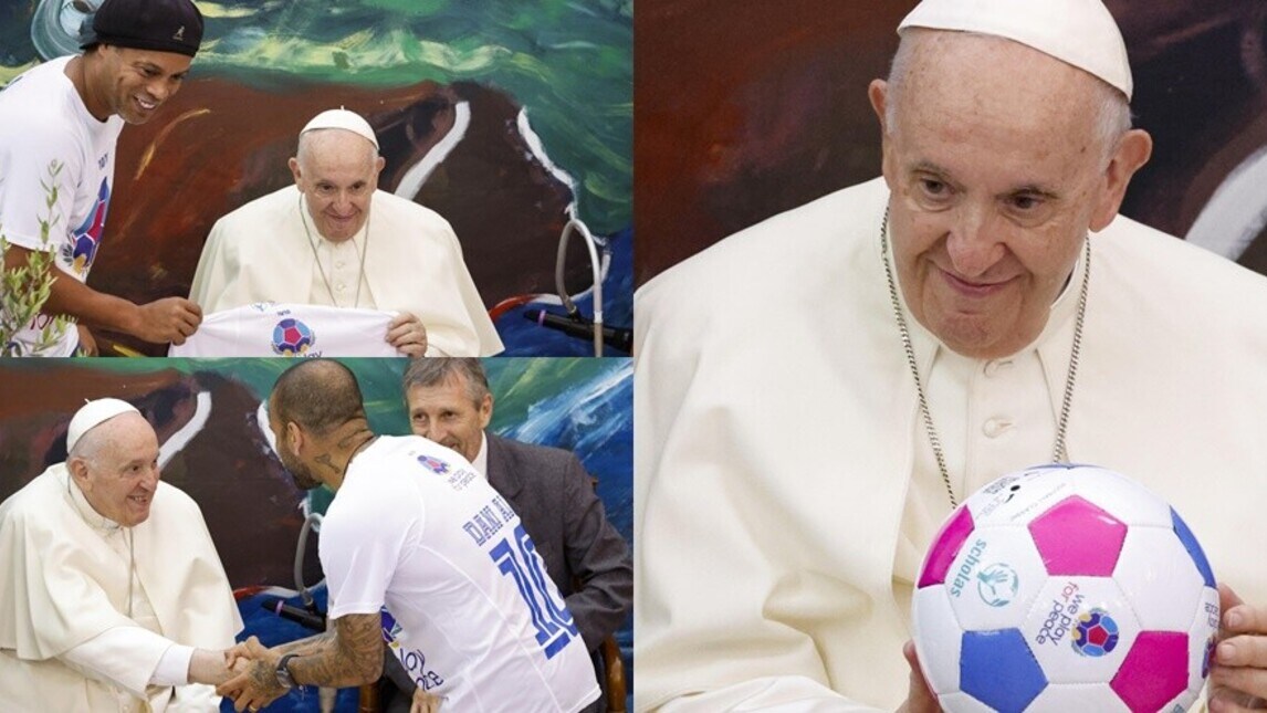 Ronaldinho e Dani Alves da Papa Francesco tra maglie autografate e palleggi