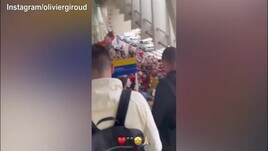 Milan, accoglienza da urlo a Reggio Emilia: Giroud filma tutto