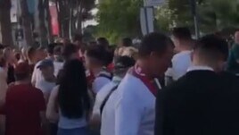 Tirana, l'arrivo dei tifosi del Feyenoord allo stadio