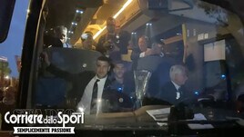 La Roma arriva a Trigoria alle 5 di mattina: delirio dei tifosi