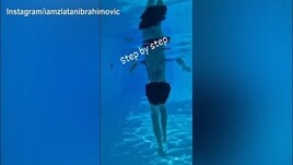 Ibra lavora in piscina: "Step by step"