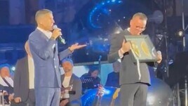 Maradona, Ceci consegna a Gigi D'Alessio la riproduzione del piede di Diego