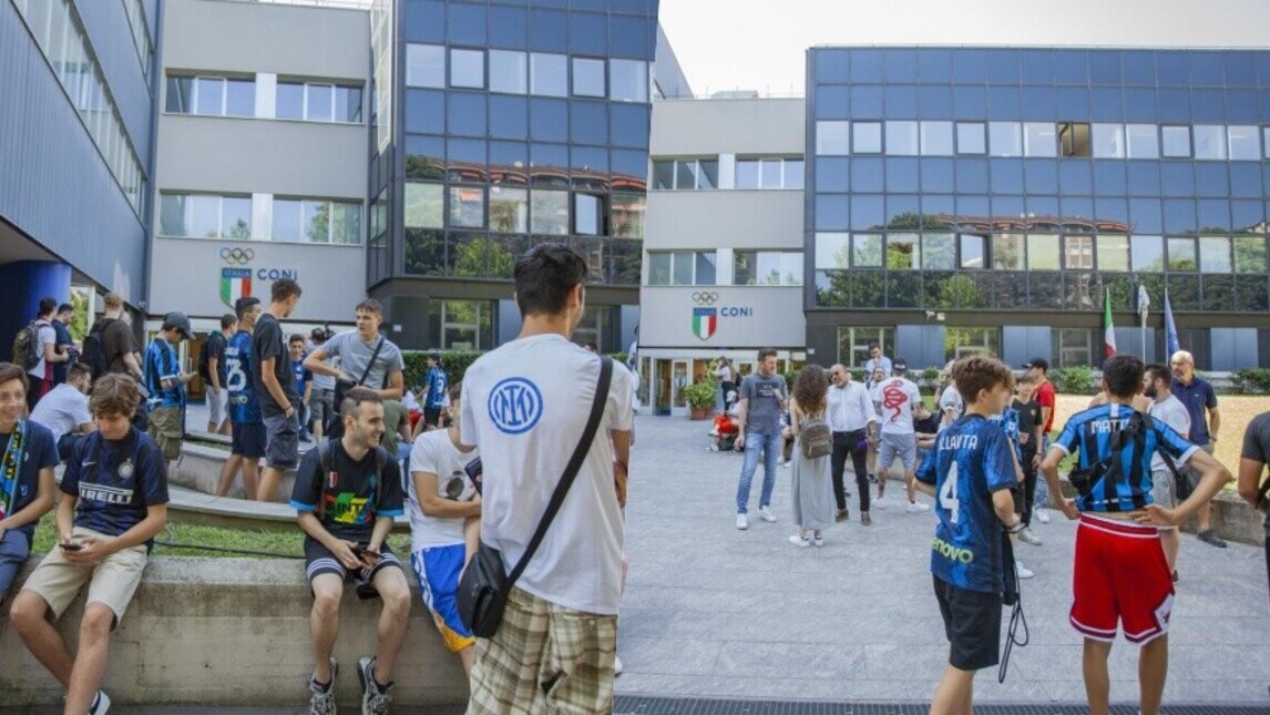 Lukaku torna all'Inter e tifosi lo aspettano per selfie e autografi
