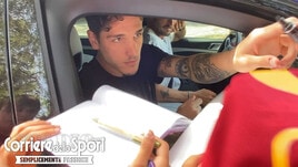 Roma, Zaniolo lascia Trigoria e si ferma con i tifosi: “Nico, non andare alla Juve!”
