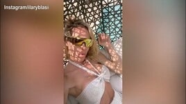 Sexy Ilary Blasi immerge in acqua i piedi