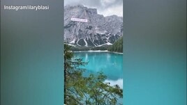 Ilary Blasi, domenica di relax sul lago di Braies
