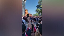 Il Milan arriva allo stadio, i tifosi in delirio