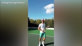 Tennis, ecco Federer in campo per allenarsi