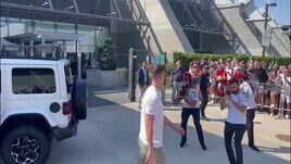 Primo bagno di folla dei tifosi per Milik