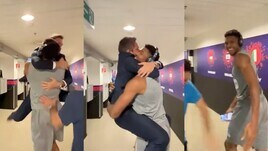 Tutta la gioia di Pozzecco: salta in braccio a Giannis Antetokounmpo