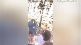 Ilary Blasi e l'amica in visita...alla Fontana di Trevi