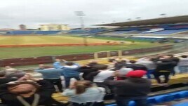 I tifosi del Pisa salutano Aureliano Nardini: il feretro sotto la Nord