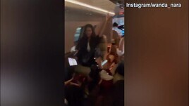Wanda Nara si scatena in volo verso l'Uruguay