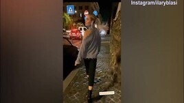 Ecco Ilary Blasi: sexy discesa dall'auto