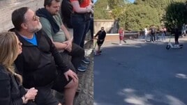 Russell Crowe si gode Roma a bordo di un monopattino