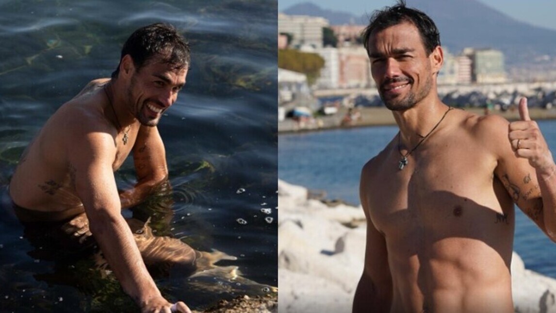Fognini si tuffa in mare dopo la vittoria nell'Atp di Napoli