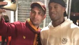 Wijnaldum scatta selfie con i tifosi: "Mi sento bene"