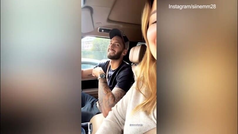 Inter, Calhanoglu ballerino: il video in auto con la moglie