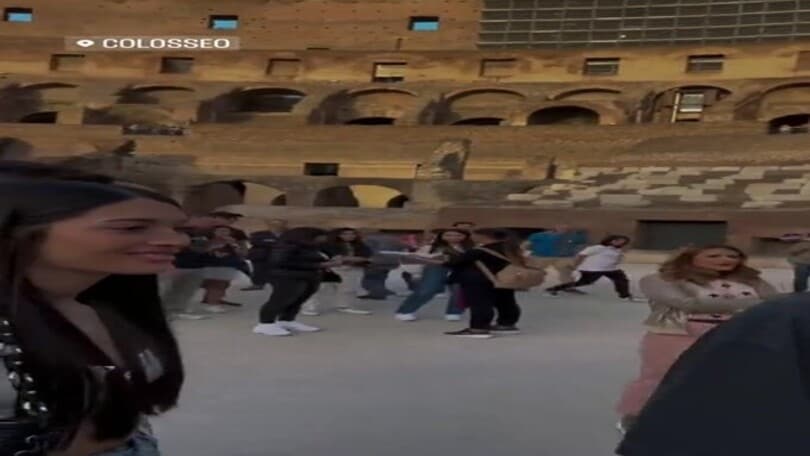 Dybala turista al Colosseo scherza col tifoso: "Sicuro che vuoi la maglia?"