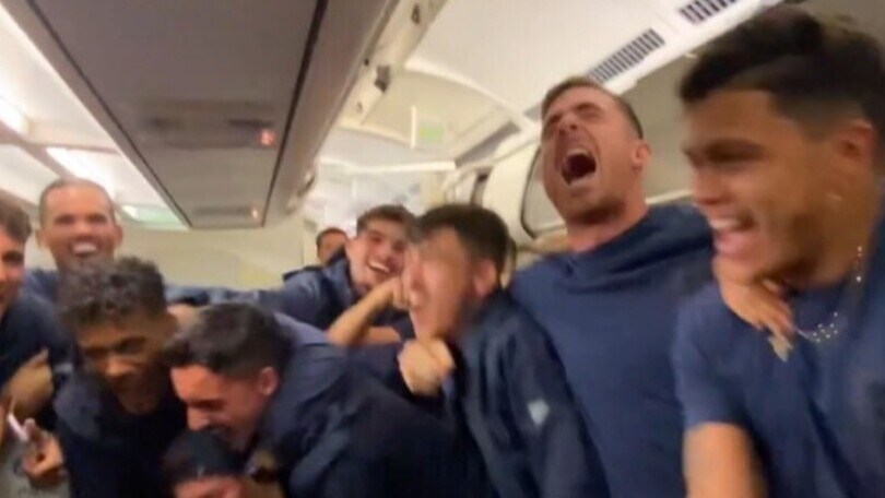Champions, i giocatori scoprono di essere agli ottavi in aereo: ecco che succede