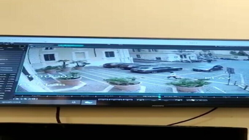 Auto a Roma si schianta contro una scalinata: sfiorata una passante. Tragedia evitata per miracolo