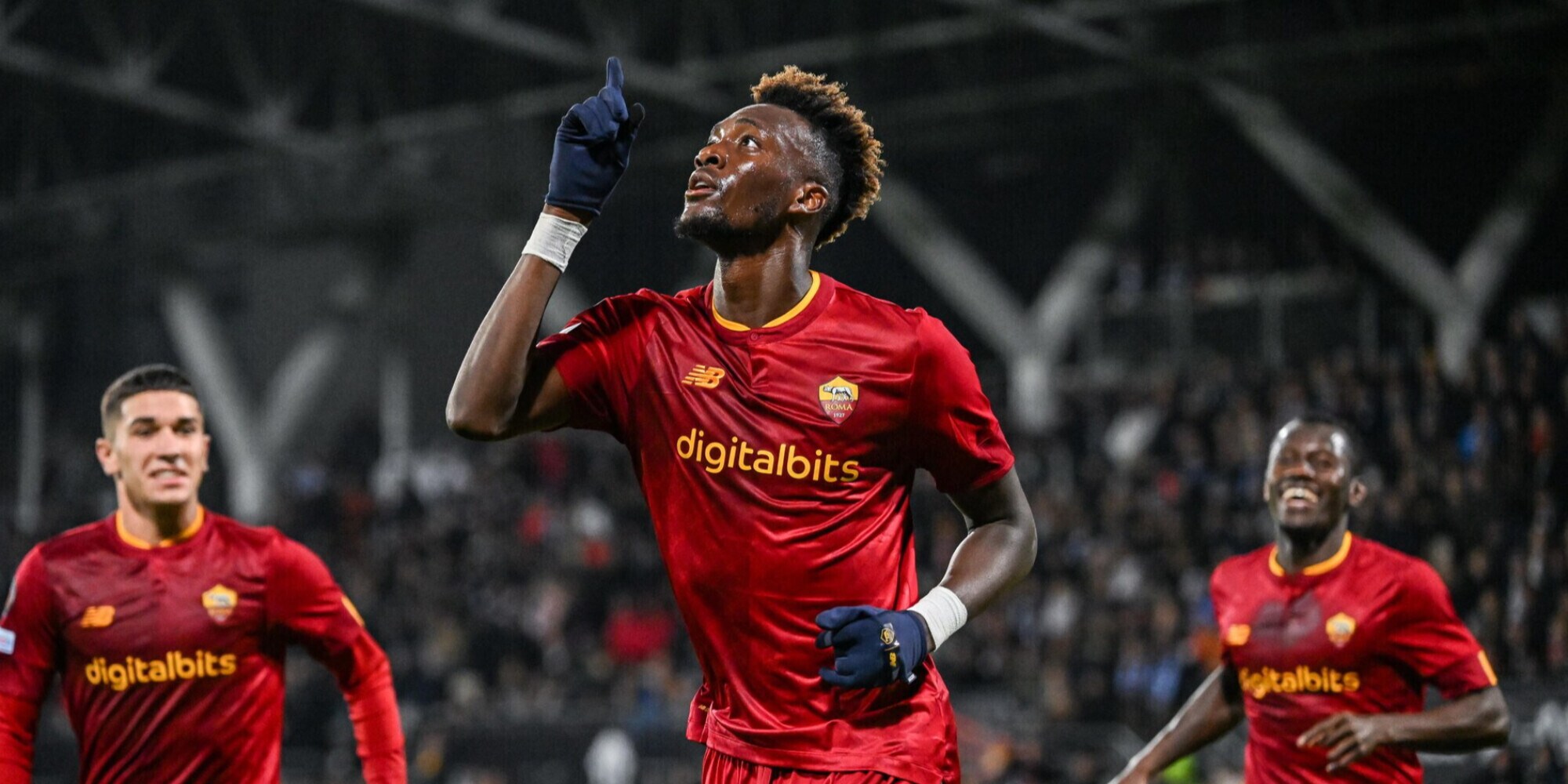 Abraham al settimo cielo, maglia ai tifosi e festa al fischio finale