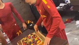 El Shaarawy: torta di compleanno nello spogliatoio dopo Helsinki-Roma