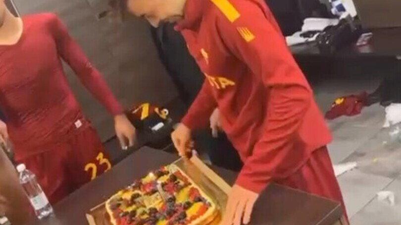 El Shaarawy: torta di compleanno nello spogliatoio dopo Helsinki-Roma