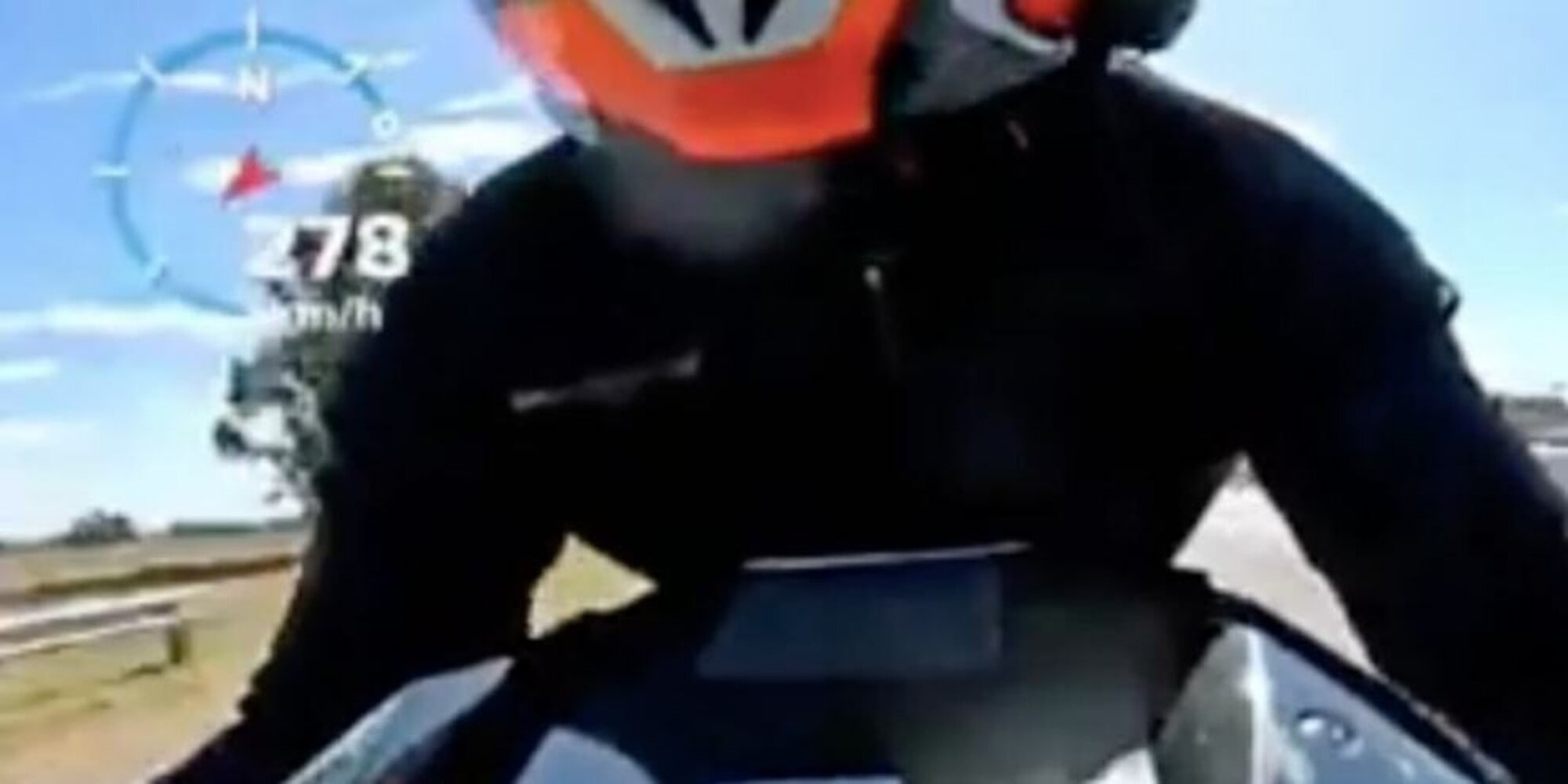 Fugge in moto a 278 km/H inseguito da alcuni rapinatori che sparano