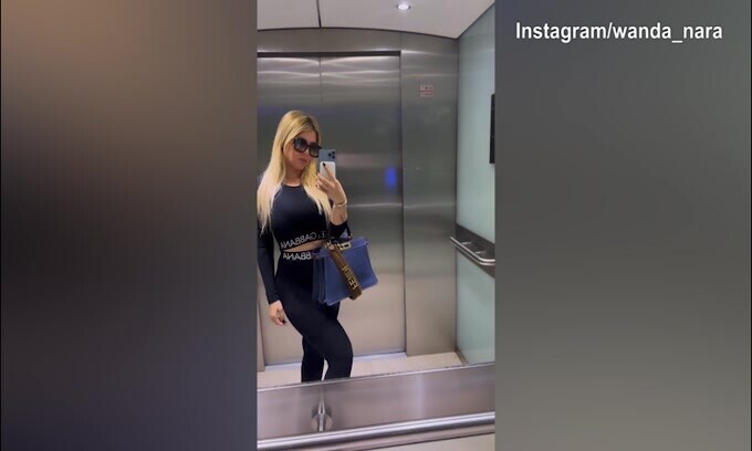 Wanda Nara sexy in ascensore. Dove va?